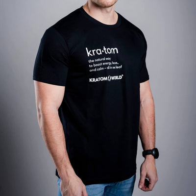 Pánské tričko Kratom World s motivem „Kratom – The Natural Way.“ – originální merch pro milovníky kratomu a fanoušky značky Kratom World, stylový streetwear design s výrazným potiskem, pohodlné tričko pro každodenní nošení, ideální do města, na eventy i jako sběratelský kousek pro komunitu kolem kratomu logo detail-black