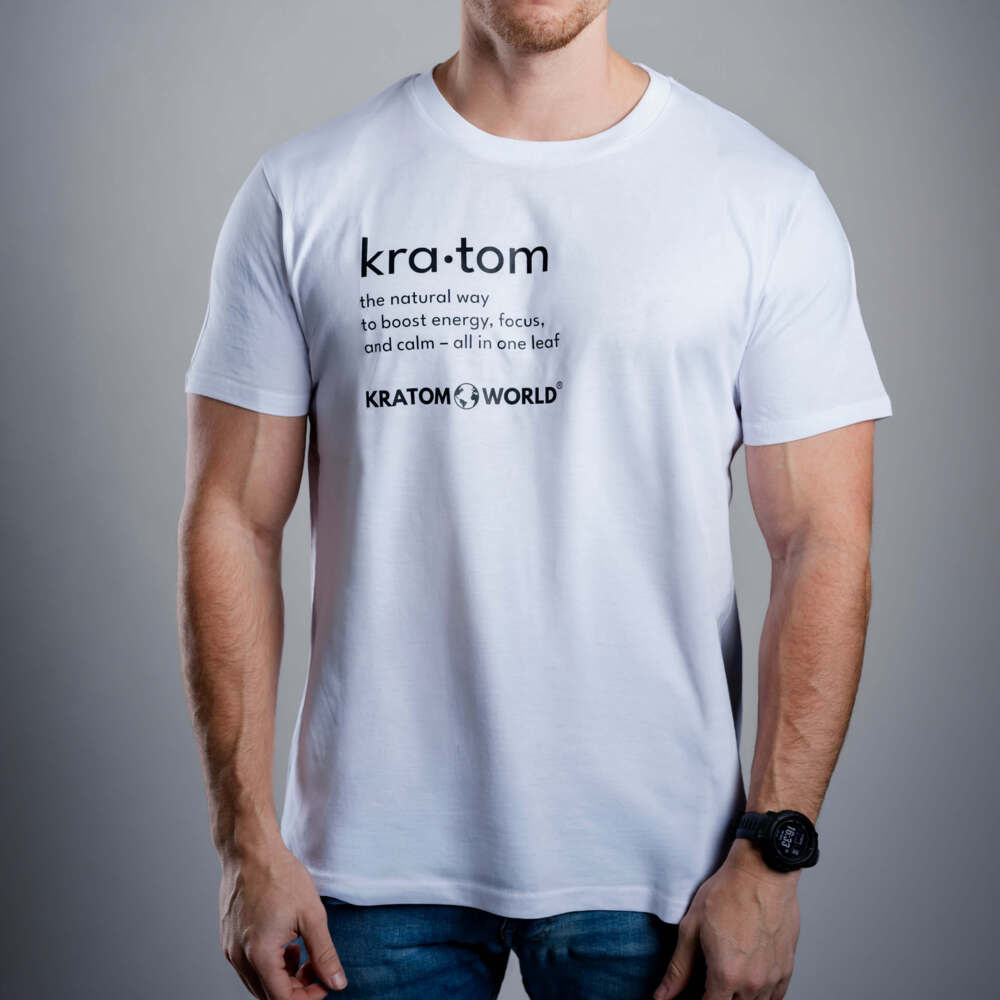 Pánské tričko Kratom World s motivem „Kratom – The Natural Way.“ – originální merch pro milovníky kratomu a fanoušky značky Kratom World, stylový streetwear design s výrazným potiskem, pohodlné tričko pro každodenní nošení, ideální do města, na eventy i jako sběratelský kousek pro komunitu kolem kratomu