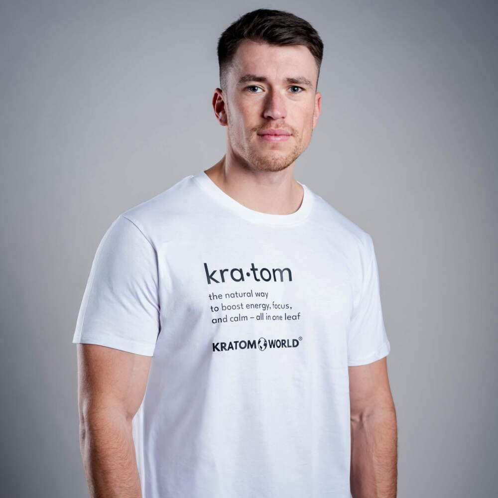 Pánské tričko Kratom World s motivem „Kratom – The Natural Way.“ – originální merch pro milovníky kratomu a fanoušky značky Kratom World, stylový streetwear design s výrazným potiskem, pohodlné tričko pro každodenní nošení, ideální do města, na eventy i jako sběratelský kousek pro komunitu kolem kratomu logo detail