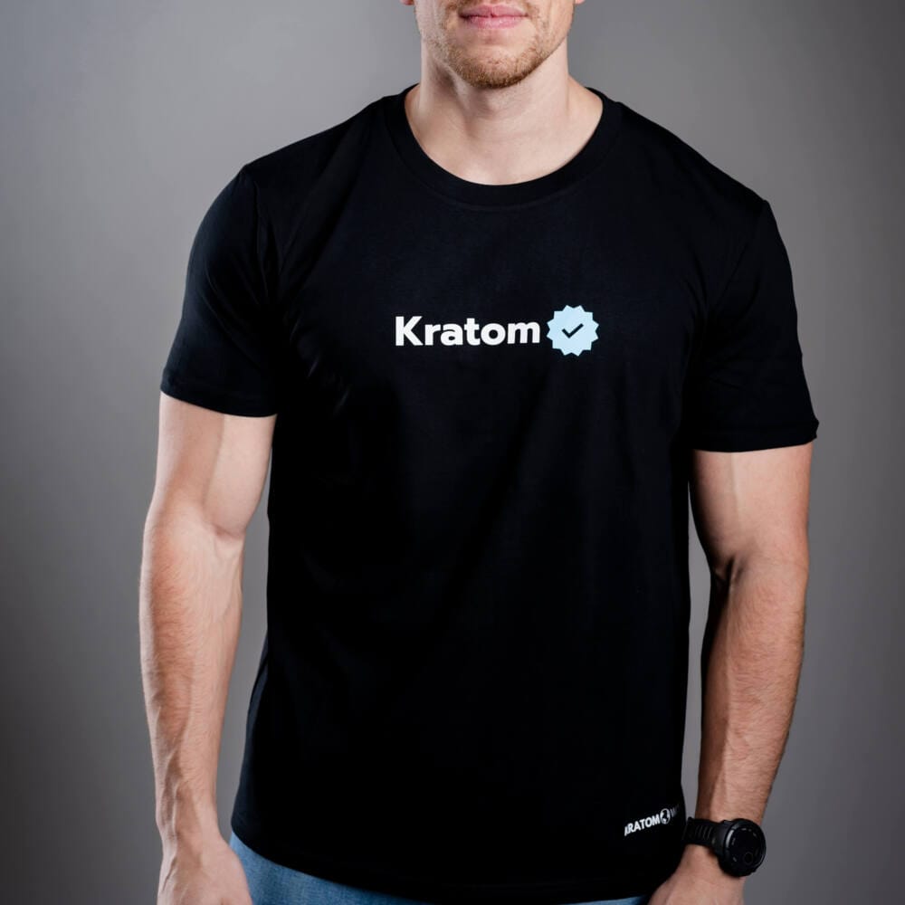 Pánské tričko Kratom World s motivem „Kratom Verified“ – originální merch pro milovníky kratomu a fanoušky značky Kratom World, stylový streetwear design s výrazným potiskem, pohodlné tričko pro každodenní nošení, ideální do města, na eventy i jako sběratelský kousek pro komunitu kolem kratomu logo detail-black