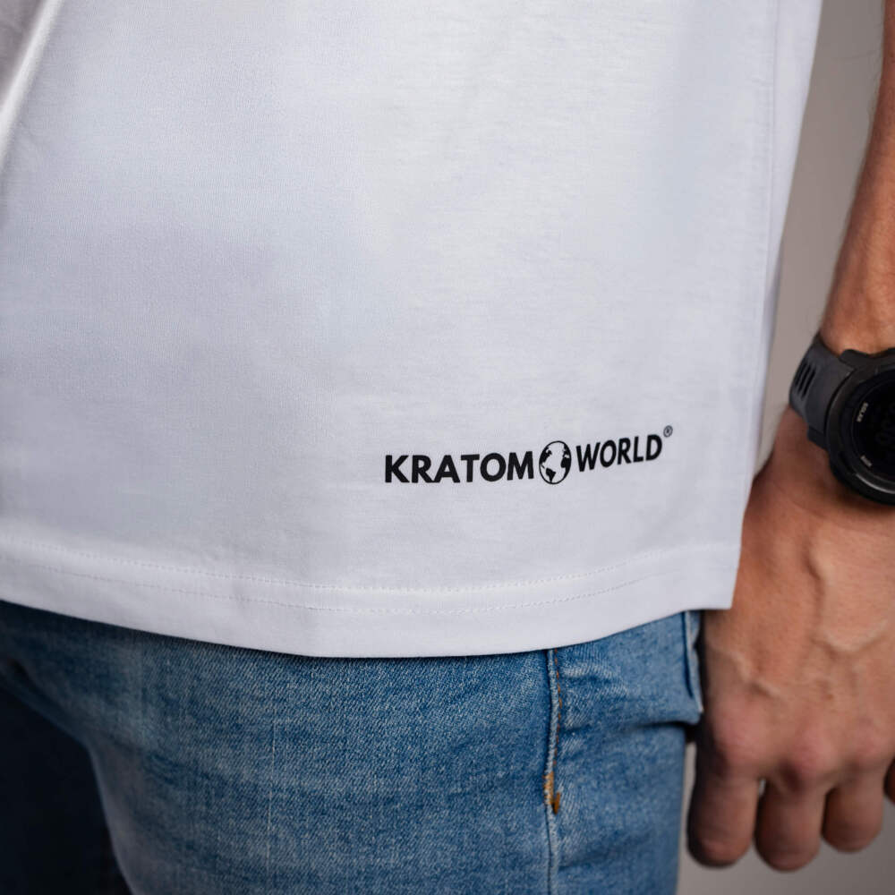 Pánské tričko Kratom World s motivem „Kratom Verified“ – originální merch pro milovníky kratomu a fanoušky značky Kratom World, stylový streetwear design s výrazným potiskem, pohodlné tričko pro každodenní nošení, ideální do města, na eventy i jako sběratelský kousek pro komunitu kolem kratomu close up