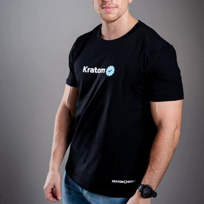 Pánské tričko Kratom World s motivem „Kratom Verified“ – originální merch pro milovníky kratomu a fanoušky značky Kratom World, stylový streetwear design s výrazným potiskem, pohodlné tričko pro každodenní nošení, ideální do města, na eventy i jako sběratelský kousek pro komunitu kolem kratom-black
