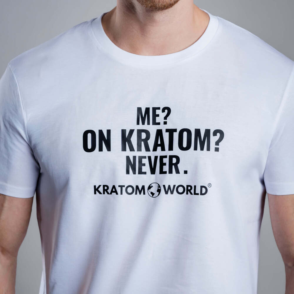 Pánské tričko Kratom World s motivem „Me? On Kratom? Never.“ – originální merch pro milovníky kratomu a fanoušky značky Kratom World, stylový streetwear design s výrazným potiskem, pohodlné tričko pro každodenní nošení, ideální do města, na eventy i jako sběratelský kousek pro komunitu kolem kratomu close up