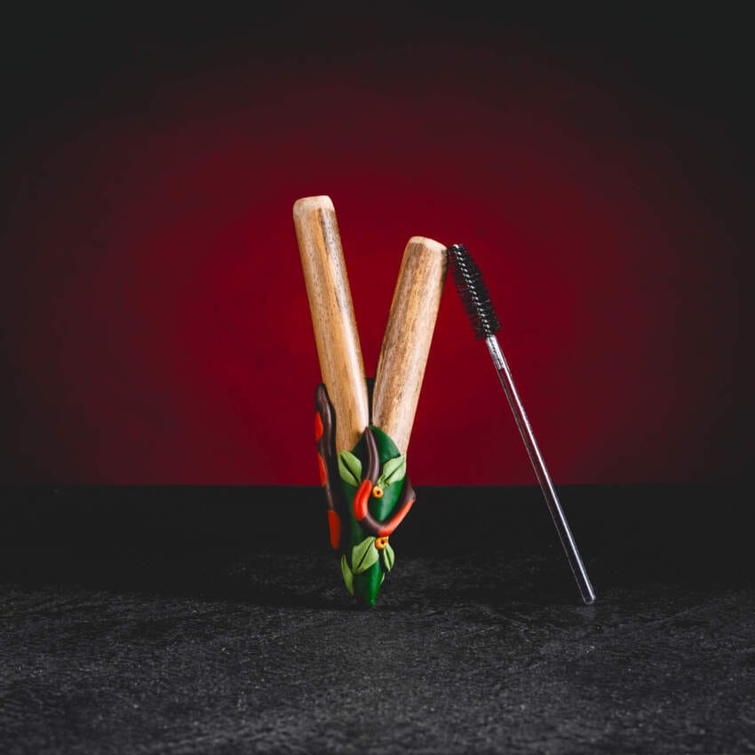 Exkluzivní rituální kuripe Yuxibu Snake z e-shopu Kratom World s detailním motivem posvátného hada. Tento umělecký nástroj je inspirován kosmovizí kmene Huni Kuin (Kaxinawá) a symbolizuje transformaci, moudrost a sílu pralesa. Ručně zpracované bambusové foukátko na rapé s dekorativní pryskyřicí, které slouží jako silný energetický zářič při hlubokých meditacích a šamanských ceremoniích.