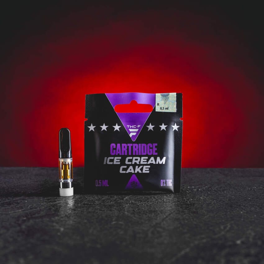 THF Cartridge Ice Cream Cake s prémiovou formulí THF přináší jemně krémovou chuť vanilky a smetany, vyvážený a klidný sběratelský charakter, hladký a plný potah a elegantní chuťový profil ideální pro večerní pohodu a uvolnění.
