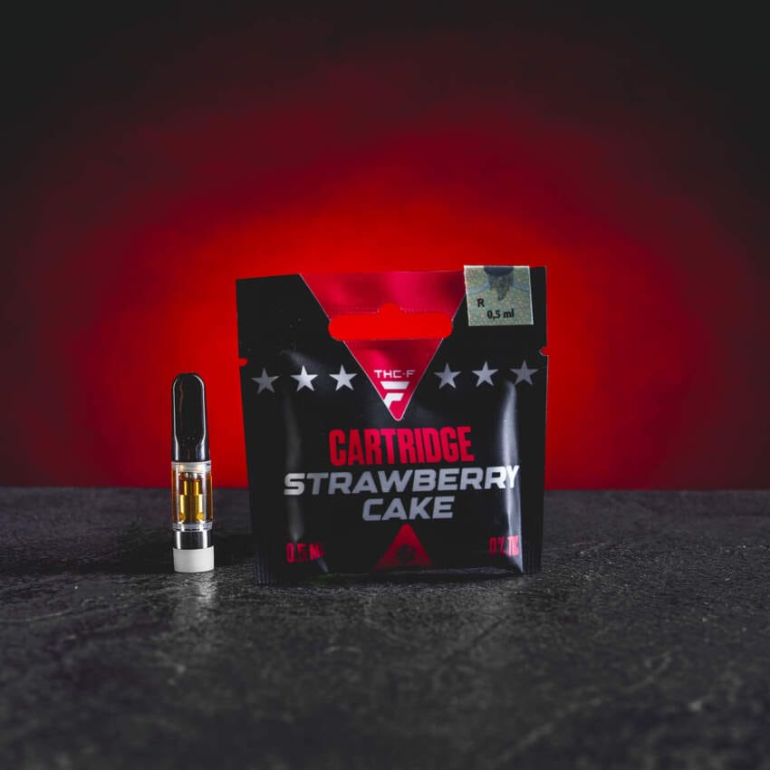 THF Cartridge Strawberry Cake s prémiovou formulí THF kombinuje sladkou jahodovou chuť s krémovým základem, lehký a pozitivní sběratelský profil, hladký potah a příjemně vyvážený chuťový zážitek připomínající ovocný dezert.